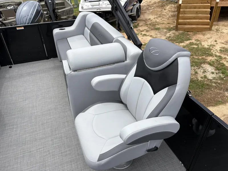 Slide: The Image of Veranda Vista View Series VV22 150HP TRITOON 2025 - 6