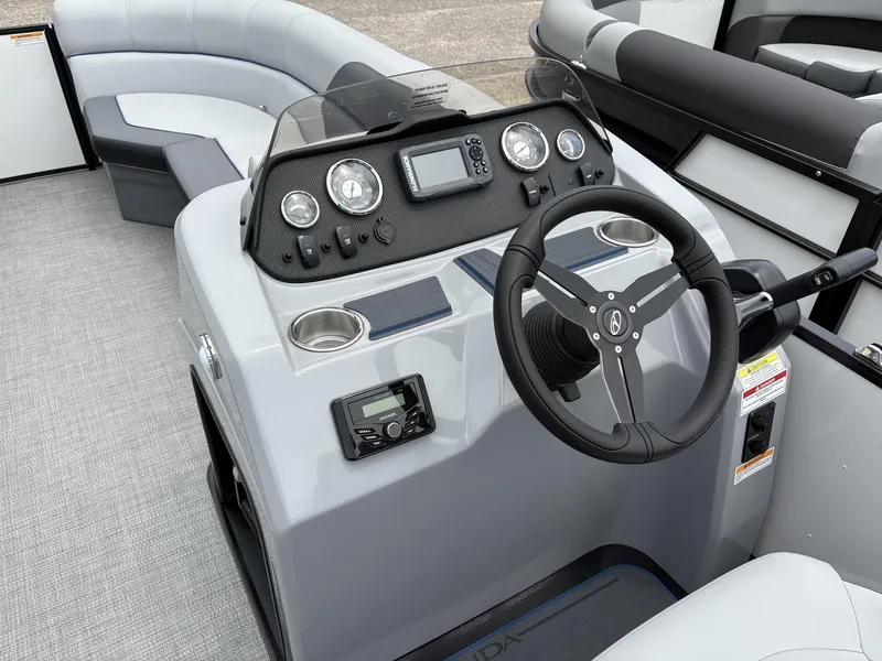 Slide: The Image of Veranda Vista Series VS22RC 200HP 2025 - 11