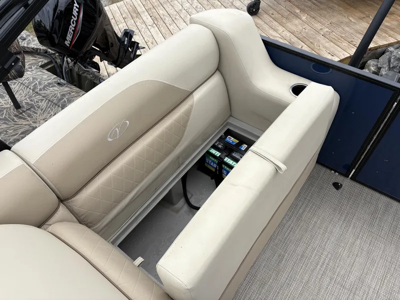 Slide: The Image of Veranda Vista View Series VV22 TRITOON 150HP 2025 - 16