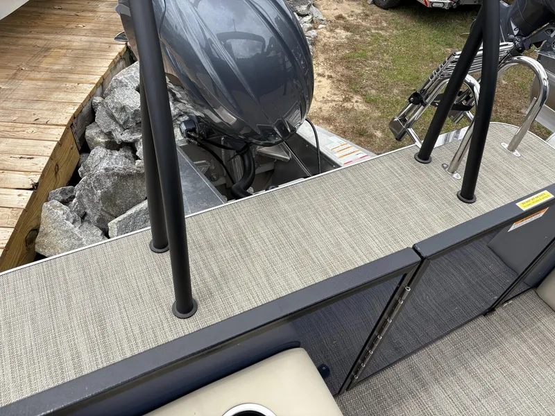 Slide: The Image of Veranda Vista View Series VV22 TRITOON 150HP 2025 - 18