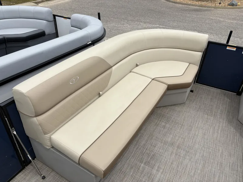 Slide: The Image of Veranda Vista View Series VV22 TRITOON 150HP 2025 - 5