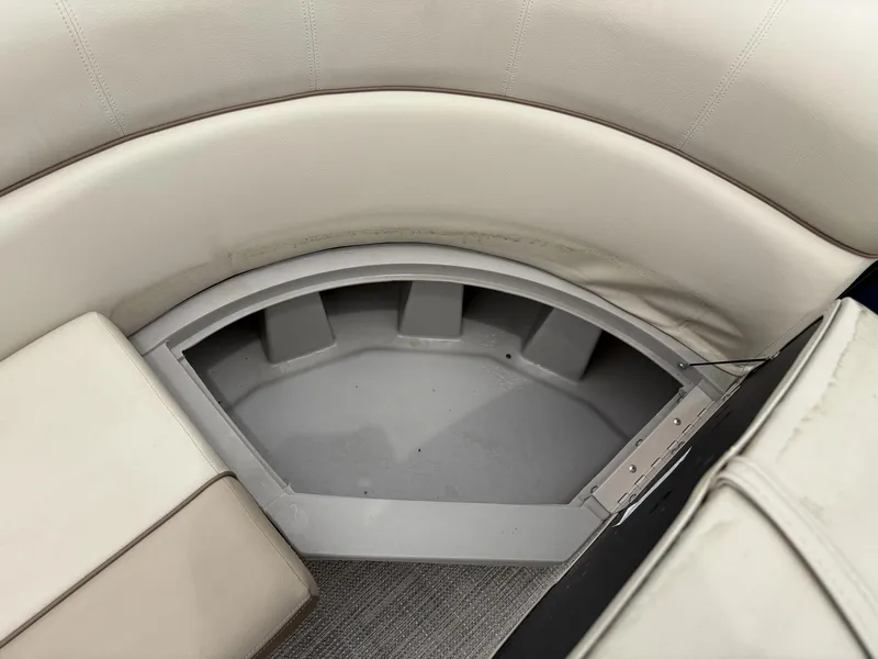 Slide: The Image of Veranda Vista View Series VV22 TRITOON 150HP 2025 - 7