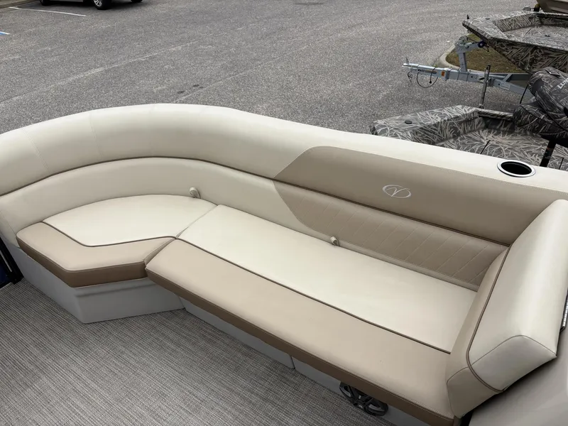 Slide: The Image of Veranda Vista View Series VV22 TRITOON 150HP 2025 - 8