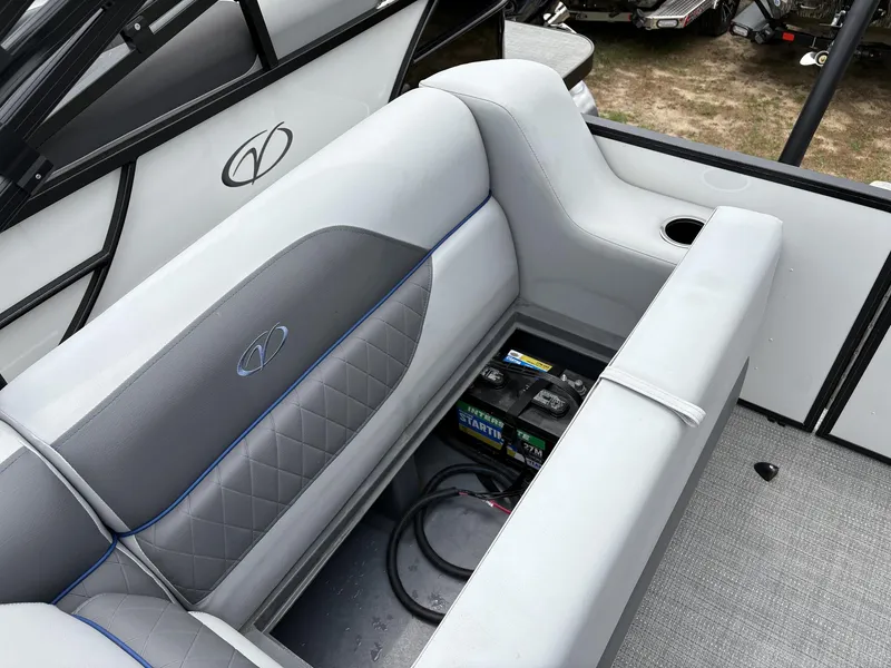 Slide: The Image of Veranda Vista Series VS22RC 200HP 2025 - 14