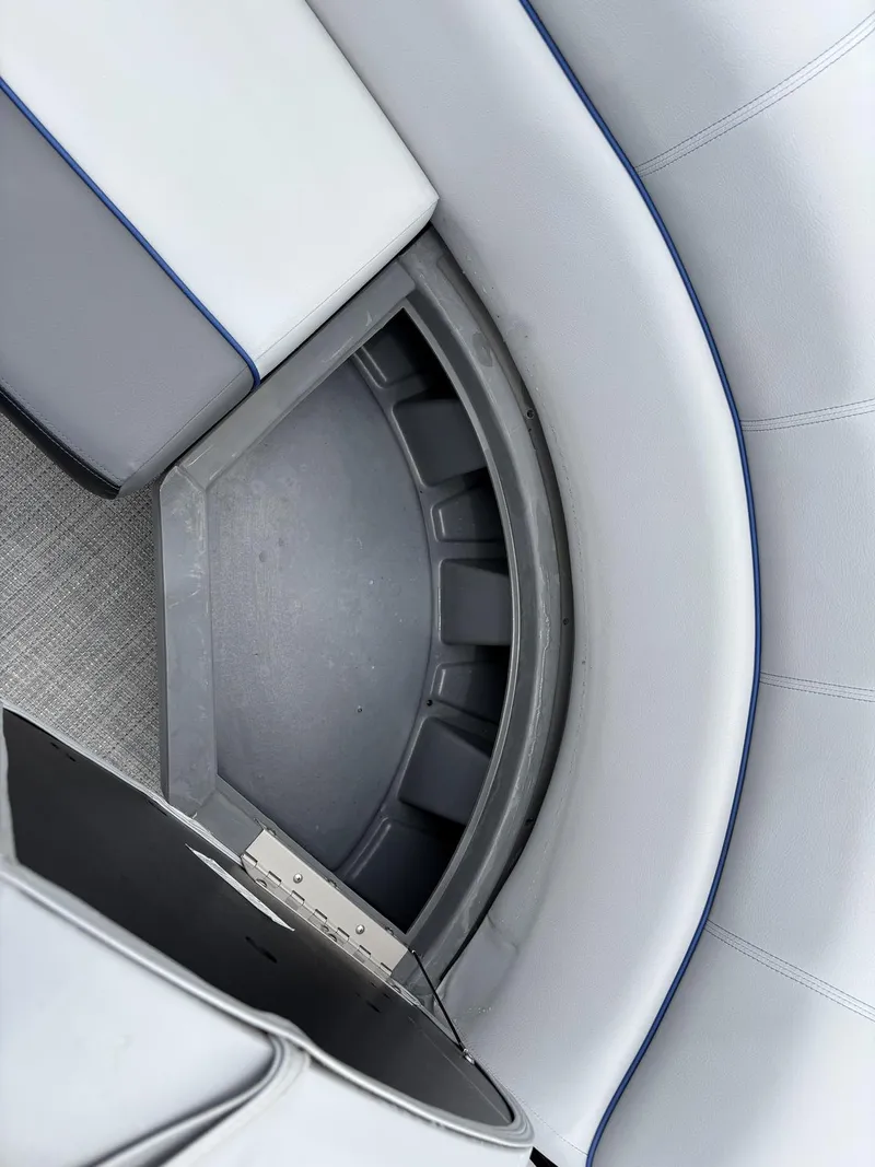 Slide: The Image of Veranda Vista Series VS22RC 200HP 2025 - 7