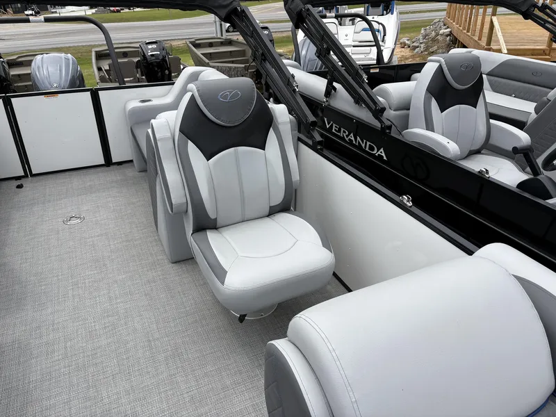 Slide: The Image of Veranda Vista Series VS22RC 200HP 2025 - 9