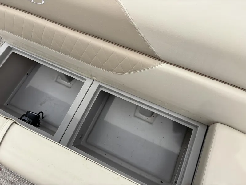 Slide: The Image of Veranda Vista View Series VV22 TRITOON 150HP 2025 - 6