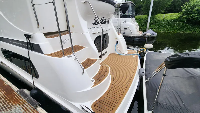 Slide: The Image of Silverton 39 Motor Yacht 2004 - 3