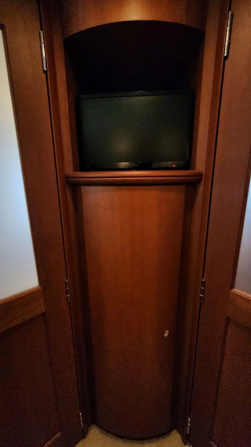 Slide: The Image of Silverton 39 Motor Yacht 2004 - 32