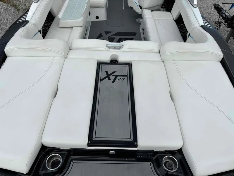 Slide: The Image of MasterCraft XT23 2019 - 3