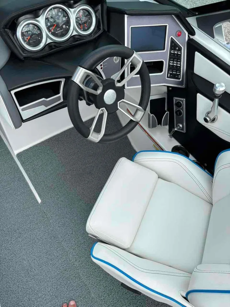 Slide: The Image of MasterCraft XT23 2019 - 6