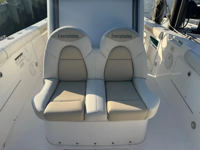 Slide: The Image of Everglades 255 Center Console 2016 - 12