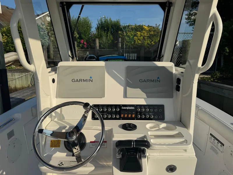 Slide: The Image of Everglades 255 Center Console 2016 - 13