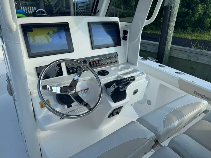 Slide: The Image of Everglades 255 Center Console 2016 - 14