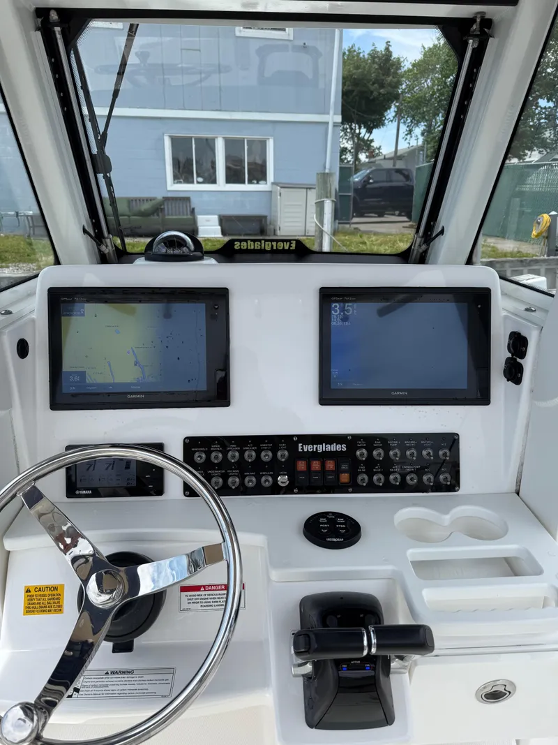 Slide: The Image of Everglades 255 Center Console 2016 - 15