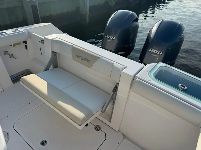 Slide: The Image of Everglades 255 Center Console 2016 - 23