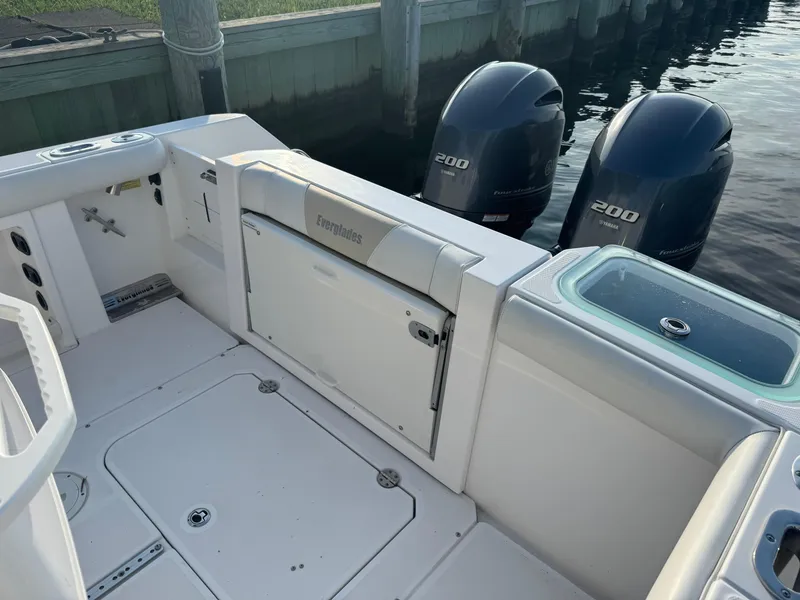 Slide: The Image of Everglades 255 Center Console 2016 - 24