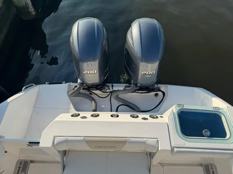 Slide: The Image of Everglades 255 Center Console 2016 - 25