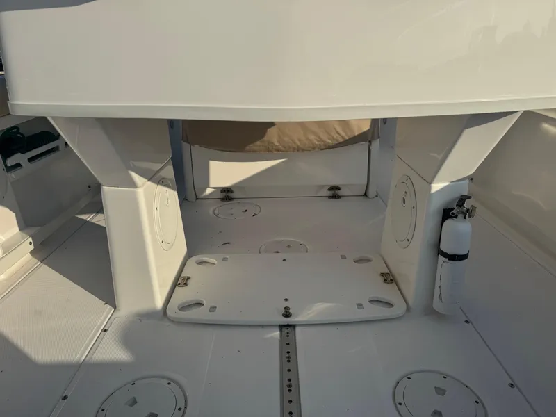 Slide: The Image of Everglades 255 Center Console 2016 - 26