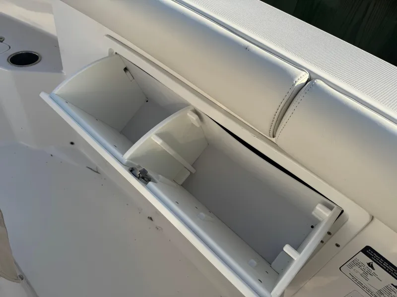 Slide: The Image of Everglades 255 Center Console 2016 - 30