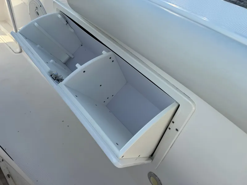 Slide: The Image of Everglades 255 Center Console 2016 - 31