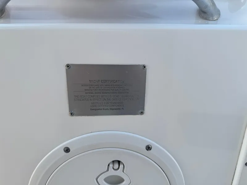 Slide: The Image of Everglades 255 Center Console 2016 - 32