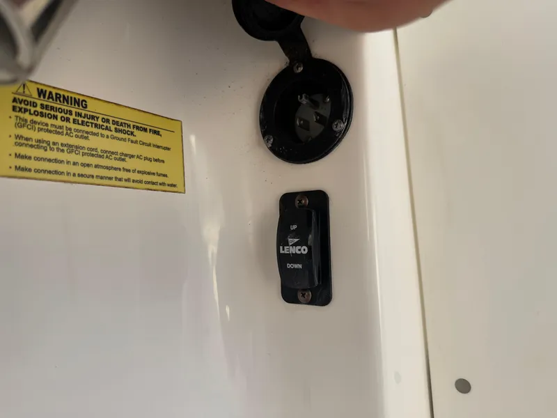 Slide: The Image of Everglades 255 Center Console 2016 - 33