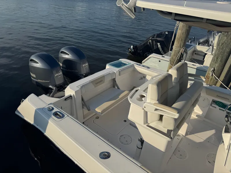 Slide: The Image of Everglades 255 Center Console 2016 - 8