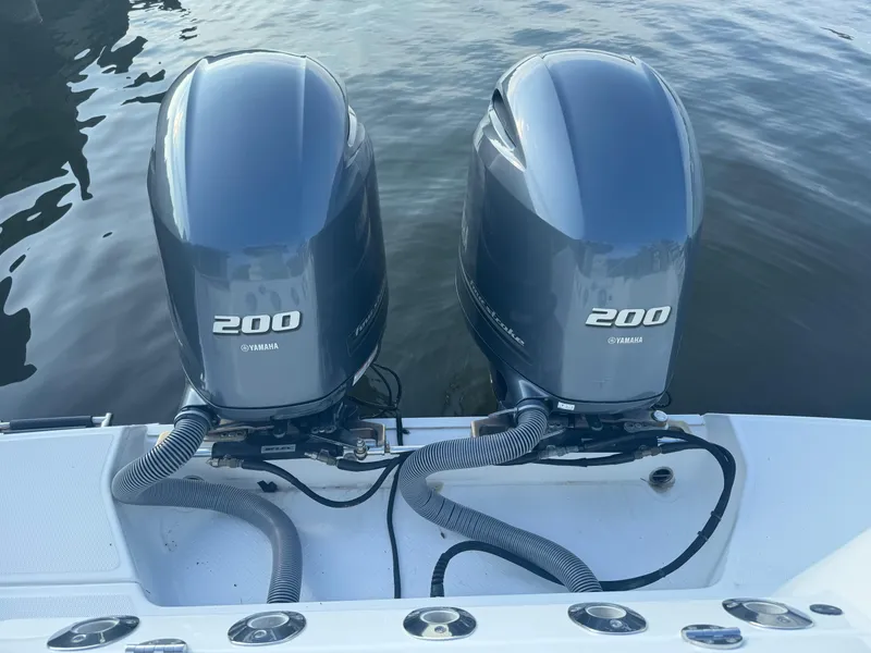 Slide: The Image of Everglades 255 Center Console 2016 - 9