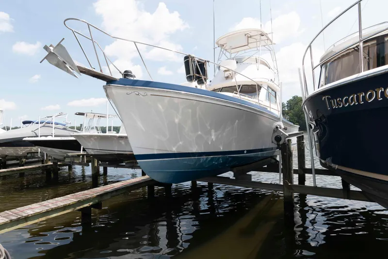 The Image of 1986 Shannon Brendan 32 boat docked at marina, surrounded by other vessels under a clear sky. - 0