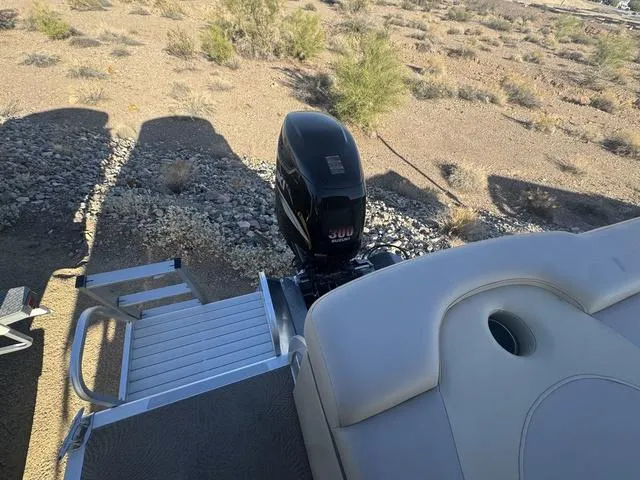 Slide: The Image of Bennington 2575QXi 2008 - 15