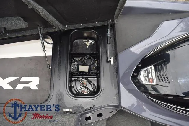 Slide: The Image of Skeeter FXR20 2020 - 21