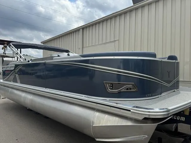 Slide: The Image of Tahoe LTZ 2585 QL 2025 - 4