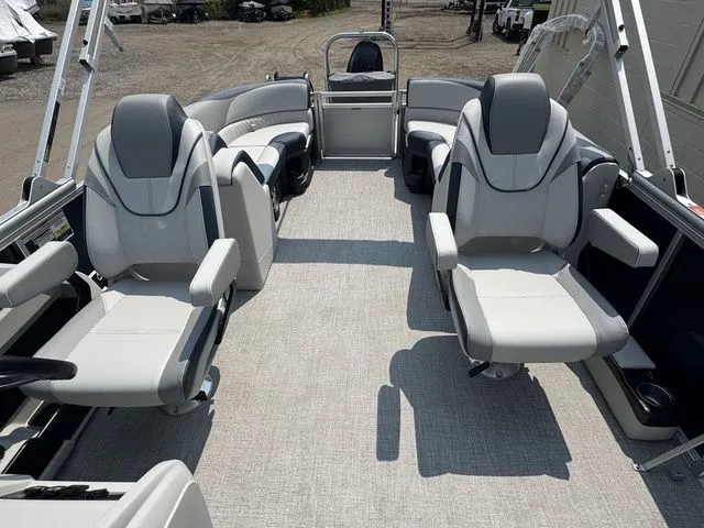 Slide: The Image of Tahoe LTZ 2385 QL 2025 - 11