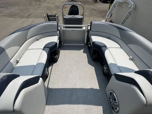 Slide: The Image of Tahoe LTZ 2385 QL 2025 - 15