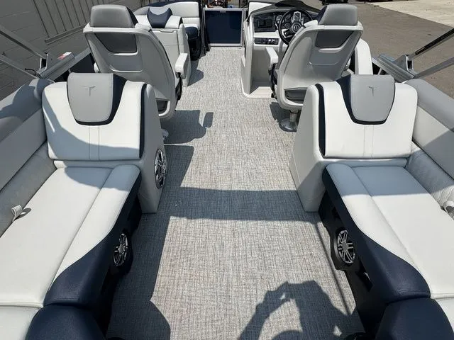 Slide: The Image of Tahoe LTZ 2385 QL 2025 - 17