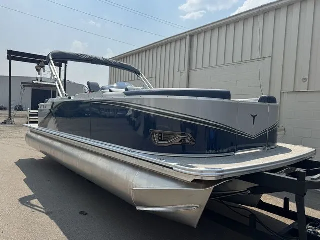 Slide: The Image of Tahoe LTZ 2385 QL 2025 - 5