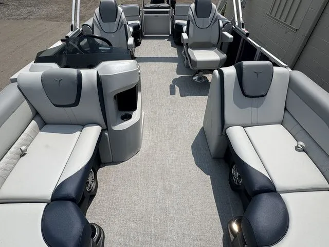 Slide: The Image of Tahoe LTZ 2385 QL 2025 - 7