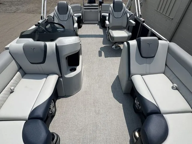 Slide: The Image of Tahoe LTZ 2385 QL 2025 - 8