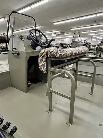 Slide: The Image of Lowe Roughneck RX1870 Pathfinder 2026 - 4