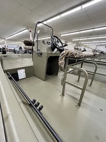 Slide: The Image of Lowe Roughneck RX1870 Pathfinder 2026 - 6