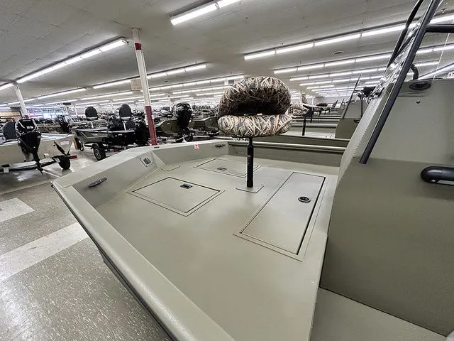 Slide: The Image of Lowe Roughneck RX1870 Pathfinder 2026 - 7