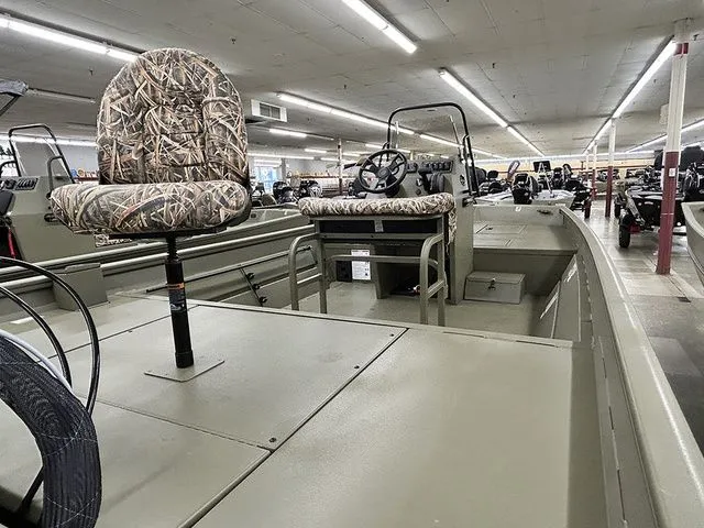 Slide: The Image of Lowe Roughneck RX1870 Pathfinder 2026 - 9