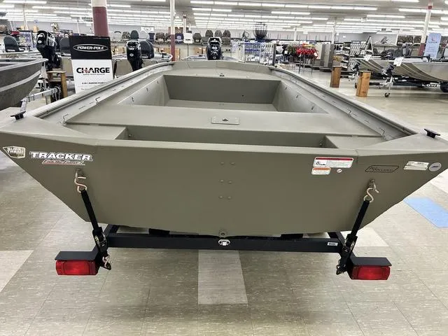 Slide: The Image of Tracker Grizzly® 1754 Utility 2026 - 3