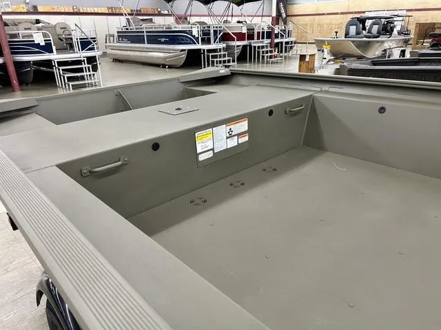 Slide: The Image of Tracker Grizzly® 1754 Utility 2026 - 5