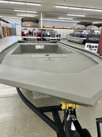 Slide: The Image of Tracker Grizzly® 1754 Utility 2026 - 7