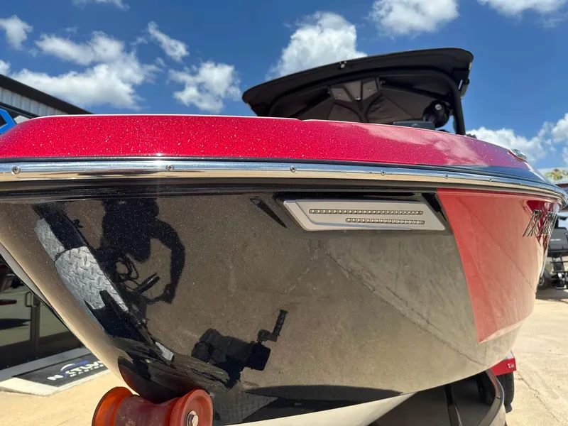 Slide: The Image of Malibu Wakesetter 25 LSV 2022 - 11