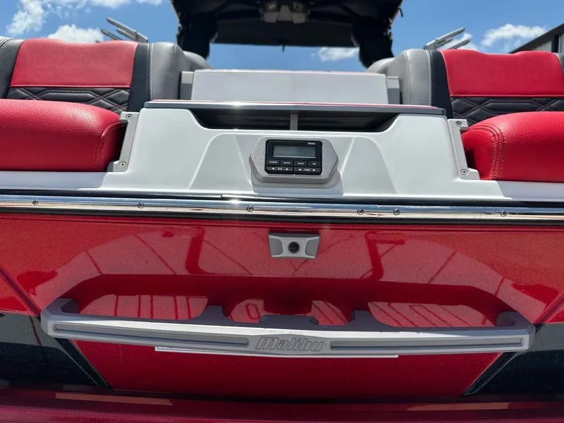 Slide: The Image of Malibu Wakesetter 25 LSV 2022 - 12