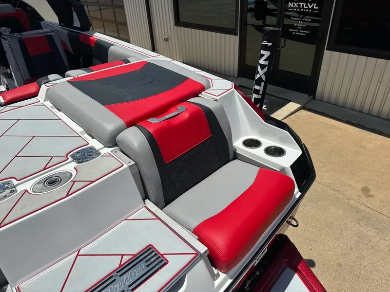 Slide: The Image of Malibu Wakesetter 25 LSV 2022 - 14