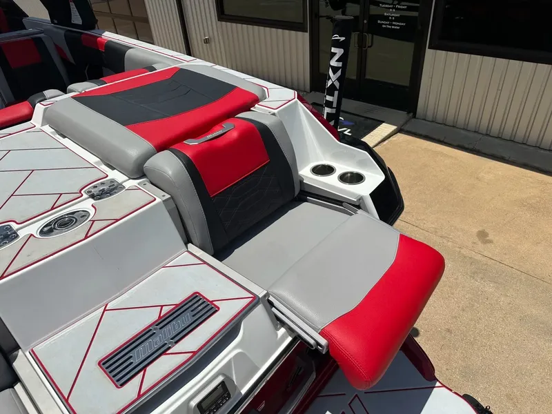 Slide: The Image of Malibu Wakesetter 25 LSV 2022 - 15